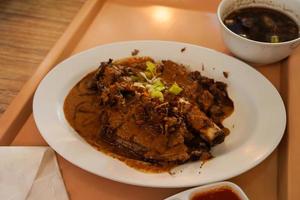 sop konro Suppe, konro Bakar gegrillt das köstlich eins, Rindfleisch Suppe ist in der Regel gemacht von Rippen oder Ochsenschwanz, ein typisch indonesisch soto Gericht Ursprung von Makassar foto