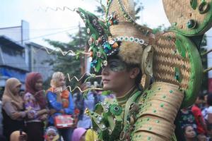 Jember, jawa Timur, Indonesien - - August 25, 2015 Jember Mode Karneval Teilnehmer sind geben ihr Beste Performance mit ihr Kostüme und Ausdrücke während das Fall, selektiv Fokus. foto