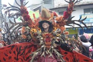 Jember, jawa Timur, Indonesien - - August 25, 2015 Jember Mode Karneval Teilnehmer sind geben ihr Beste Performance mit ihr Kostüme und Ausdrücke während das Fall, selektiv Fokus. foto