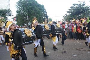 Jember, jawa Timur, Indonesien - - August 25, 2015 Jember Mode Karneval Teilnehmer sind geben ihr Beste Performance mit ihr Kostüme und Ausdrücke während das Fall, selektiv Fokus. foto