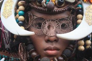 Jember, jawa Timur, Indonesien - - August 25, 2015 Jember Mode Karneval Teilnehmer sind geben ihr Beste Performance mit ihr Kostüme und Ausdrücke während das Fall, selektiv Fokus. foto