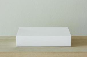 leer Weiß Karton Paket Box Attrappe, Lehrmodell, Simulation auf hölzern Tabelle foto