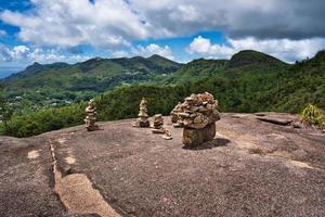 Kopolie Natur Weg Steinhaufen, gestapelt oben Felsen, oder Stein johnnies, mahe Seychellen foto