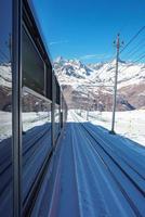 das Zug von Gonergratbahn Laufen zu das gornergrat Bahnhof und stellarium Observatorium - - berühmt touristisch Platz mit klar Aussicht zu Matterhorn. Gletscher ausdrücken Zug. foto