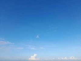 schöne weiße Wolken auf tiefblauem Himmelshintergrund. Große, helle, weiche, flauschige Wolken bedecken den gesamten blauen Himmel. foto