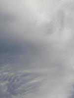 schön Wolken auf tief Blau Himmel Hintergrund. groß hell Sanft flauschige Wolken sind Startseite das ganz Blau Himmel. foto