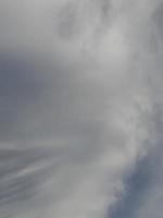schön Wolken auf tief Blau Himmel Hintergrund. groß hell Sanft flauschige Wolken sind Startseite das ganz Blau Himmel. foto