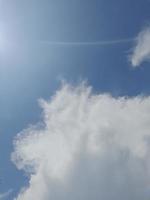 schön Wolken auf tief Blau Himmel Hintergrund. groß hell Sanft flauschige Wolken sind Startseite das ganz Blau Himmel. foto