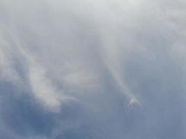 schöne weiße Wolken auf tiefblauem Himmelshintergrund. Große, helle, weiche, flauschige Wolken bedecken den gesamten blauen Himmel. foto