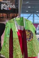 Kamtschatka, Russland, Okt. 17, 2019 - - Hanbok - - Koreanisch traditionell Frauen Kleider beschwingt Farbe zum Kleidung während traditionell Anlässe Feste, Feierlichkeiten, Zeremonien. Kleid hängend auf Kleider Aufhänger. foto