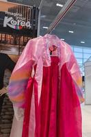 Kamtschatka, Russland, Okt. 17, 2019 - - Hanbok - - Koreanisch traditionell Frauen Kleider beschwingt Farbe zum Kleidung während traditionell Anlässe Feste, Feierlichkeiten, Zeremonien. Kleid hängend auf Kleider Aufhänger. foto
