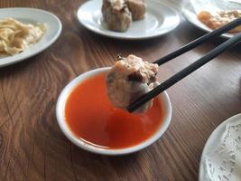 Dimsum serviert warm auf ein Weiß Teller mit Soße. foto