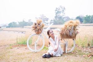 jung asiatisch Frauen im Weiß Kleider im das Gerste Reis Feld foto