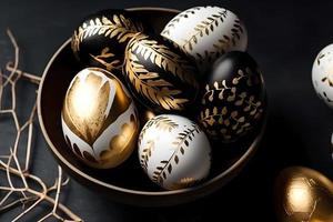 Gold, schwarz und Weiß dekoriert Ostern Eier gemalt durch Hand auf ein dunkel Hintergrund, Ostern, stilvoll minimal Komposition, eben legen foto