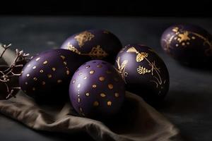 Gold, schwarz und lila dekoriert Ostern Eier gemalt durch Hand auf ein dunkel Hintergrund, Ostern, stilvoll minimal Komposition, eben legen foto