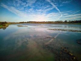 deben Fluss in der Nähe von Holzbrücke foto