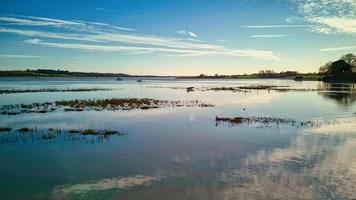 reflektierend Fluss von Ruhe foto