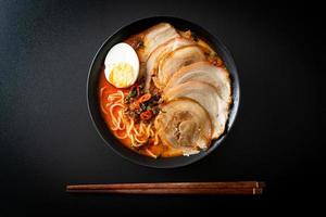 Ramen-Nudeln pikante Tomyum-Suppe mit Schweinebraten foto