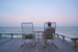 abstrakt verwischen Stuhl auf Balkon mit Meer Hintergrund foto