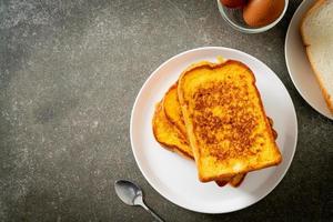 French Toast auf weißem Teller foto