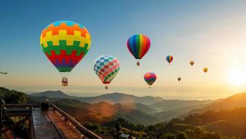 bunt heiß Luft Luftballons fliegend über Berg beim Sonnenaufgang Himmel Hintergrund. Reise natürlich Hintergrund. foto