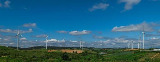 Landschaft Landschaft von Hügel und Turbinen Feld mit Blau Himmel Wolke Hintergrund. Windmühle Leistung Bauernhof. foto