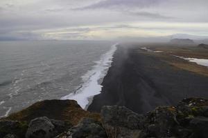 Aussicht zu endlos Ozean schwarz vulkanisch Sand Strand von dyrholaey Kap Standpunkt, Vik, Süd Island foto