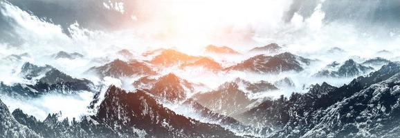 Antenne Aussicht von rollen Schnee Berg Berge Landschaft Horizont im Chinesisch Tinte Gemälde Stil foto