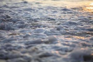 schön Welle mit Schaum im das Abend Meer. foto