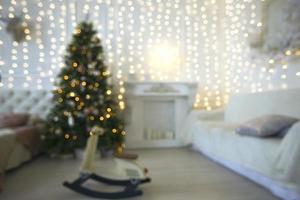 verschwommen Hintergrund von Weihnachten Zimmer mit golden Bokeh. foto