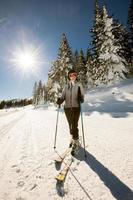 jung Frau genießen Winter Tag von Skifahren Spaß im das Schnee foto