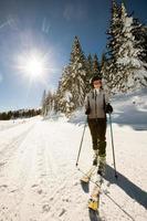 jung Frau genießen Winter Tag von Skifahren Spaß im das Schnee foto