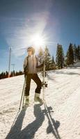 jung Frau beim Winter Skifahren Wonne, ein sonnig Tag Abenteuer foto
