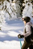 jung Frau beim Winter Skifahren Wonne, ein sonnig Tag Abenteuer foto