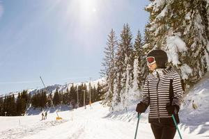 jung Frau genießen Winter Tag von Skifahren Spaß im das Schnee