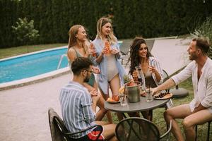 jung Menschen haben Sommer- Feier von Essen, trinken, und Freundschaft foto