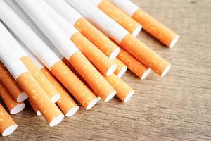 Zigarette isoliert auf weißem Hintergrund mit Beschneidungspfad, Rolltabak in Papier mit Filterrohr, Nichtraucherkonzept. foto