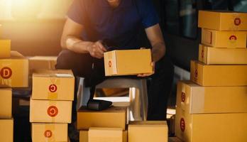 geschäftsfrau gründet kleinen unternehmer sme erfolg. freiberufliche frau, die zu hause mit online-paketzustellung arbeitet. Lieferkonzept für KMU und Verpackungen foto