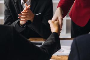 Business-Handshake für die Teamarbeit von Unternehmensfusionen und -übernahmen, erfolgreiche Verhandlungen, Handshake, zwei Geschäftsleute schütteln sich die Hand mit dem Partner zur Feier der Partnerschaft und des Geschäftskonzepts foto