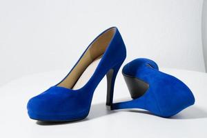 blaue Frau Mode High Heels Schuhe isoliert auf rosa Hintergrund. nahaufnahme frauen helle sommerschuhe. Einkaufs- und Modekonzept. Glamour und Luxus-Damen-Accessoire. Banner. selektiver Fokus foto