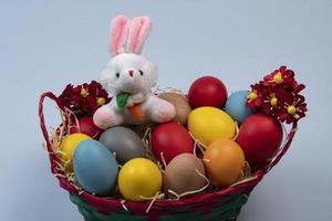 Korb mit Stroh und Eier dekoriert zum das Feier von Christian Ostern foto