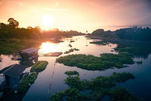 direkt am Wasser Haus und Leben Stil von ländlich thailändisch Menschen in der Nähe von durch sakae krang Fluss, Uthai thani Provinz, Thailand foto