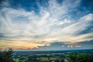 Stadtbild Aussicht von oben von das Hügel oder Berg mit Blau Himmel von oben von khao sakae krang Berg, Uthai Thani, Thailand. foto