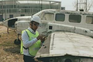 Flugzeug Mechaniker Prüfung Flugzeug Flügel foto