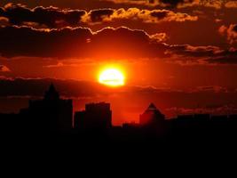 Herbstroter Sonnenuntergang mit einem lila Himmel foto