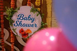 indisch Baby Dusche Dekorationen mit Luftballons und Blumen und Stühle foto