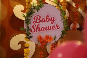 indisch Baby Dusche Dekorationen mit Luftballons und Blumen und Stühle foto