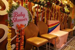 indisch Baby Dusche Dekorationen mit Luftballons und Blumen und Stühle foto