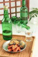 Soju Flasche und Koreanisch anju Seite Gericht Speisekarte foto