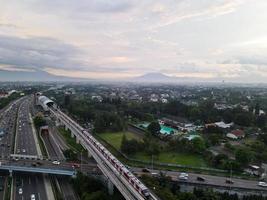jakarta, indonesien märz 2021 - monorail bewegung auf gleis schnell fahrend genommen am station cibubur foto